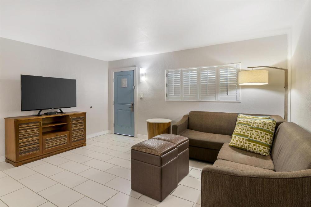One-Bedroom King Suite with Sofa Bed and Full Kitchen - Non-Smoking interior