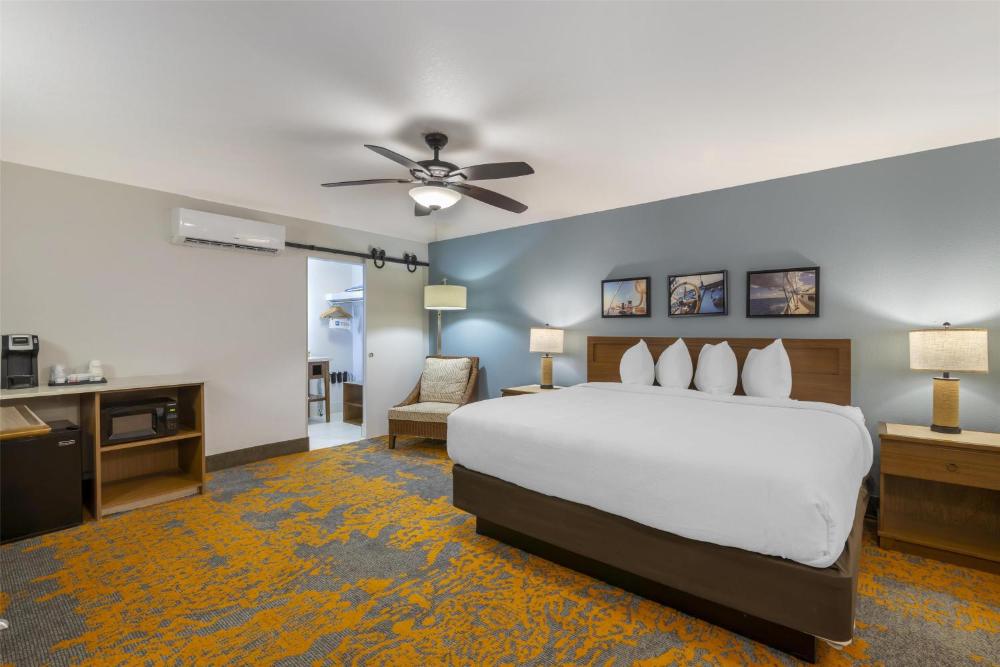 King Room - Non-Smoking interior